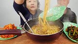 韩国奶奶做泡面给爷爷吃，热气腾腾特别温馨
