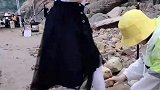 女儿想去踩沙滩，妈妈帮忙把连裤袜砸开洞
