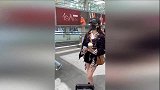 林允一身抹布衫现身机场，服装破洞的地方太大胆，还不如不穿