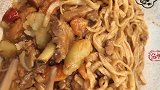 鸡肉别做炸鸡了，加1把面条，酱汁味浓，出锅都抢着吃
