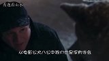 金毛家来了一只小羊，原本主人还担心会打架，而下一刻被逗笑了
