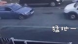9月3日，英国曼彻斯特两辆轿车狭路相逢，狂踩油门觉不认输，如此路怒。