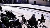 小子反应敏捷，捡回一条命