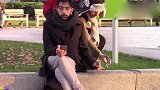 恶搞：用剪刀故意剪断路人手里的香烟！小伙子你可真会玩