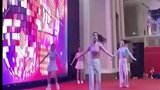 某公司年会现场开场舞绝了，观众眼睛看不过来，不知道谁才是主角