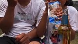 小朋友是不可以喝酒的，于是爸爸就给我瓶牛奶喝