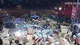 轿车疯狂冲撞快递分拣点后自燃 工人四散逃开