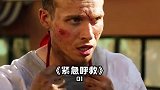 海水突然倒吸回大海，当游客反应过来时，已经来不及逃命了！