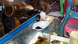 印度街头的彩虹冰棒，看完老板徒手制作的过程，真替食客捏把汗