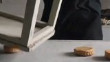 高校被曝月饼太硬板凳砸不坏 校方：未收到学生反映