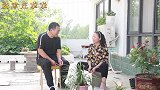 霞一个劲夸小凡女朋友，龙龙爸也跟着开心，和小凡的关系终于缓和