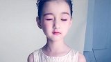 小女孩的样子，真的好端庄呀