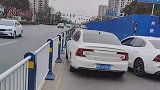 道路一半在施工，两辆车为抢道撞一起了