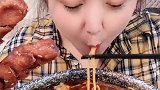 吃麻辣烫配炸香肠，小姐姐这伙食条件挺优秀啊