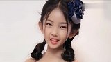 龙凤胎妹妹表演山里红,这一抹笑真的太迷人了,到哪儿都是焦点