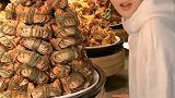 在好吃的大闸蟹面前，小姐姐完全忘记自己是淑女了