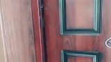 爸爸要出门工作，儿子不舍非要跟着，这父子情让人羡慕
