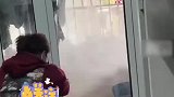 高校宿舍水管爆裂，师傅“冲浪式”抢修