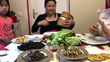 泰国大妈跟闺蜜聚餐，姐妹们坐在一起吃美食真开心