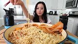 美女吃超大盆泡面，这泡面是用鱼缸装的吧