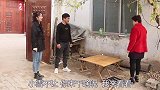 小苗对小雪妈说了什么，小雪妈妈非常生气，小雪拉着小苗就走