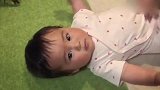 小宝宝趴不稳倒下去，小哥哥马上跑过来要扶她真是太暖了