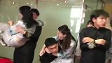 跟伴娘玩爱的抱抱，却成为小伙的噩梦，这个年纪不该承受的压力！