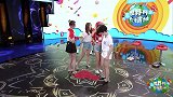 世界杯大猜神-抢占指压板集体摔倒！美女玉足曝光蕾丝船袜太显眼