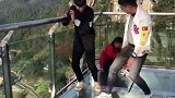 小伙本来就恐高，没想到被旁边的大哥一吓后，只能无奈呼救了