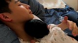 二胎是个妹妹，相差18岁的哥哥就变成这样，画面太温馨了！