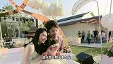 董璇3岁女儿走秀，小酒窝扎丸子头，穿粉色吊带裙自信大方