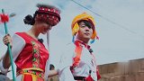帅气不过三秒，郎朗，吉娜穿民族服饰跳舞，吉娜赶紧帮郎朗遮肚子