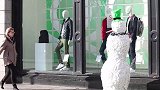 雪人恶作剧，假扮雪人恶搞路人，路人纷纷被吓到