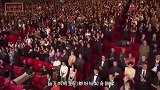 92岁的她上台领奖，台下们全体起立，成龙直接跪着！