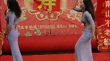 爷爷大寿现场请来表演肚皮舞的美女，表演一场五千块呢！