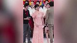 71岁赵雅芝主持华侨华人春晚，央视镜头下美出圈，穿新中式套裙气质出众