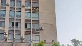 空调外机大幅度倾斜