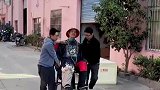 不仔细看我还以为拍穿越版的清朝戏剧呢
