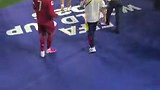现场实拍C罗带队进场无人跟上 回头给你们个眼神