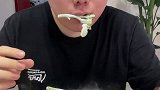 半夜起来偷吃，干冰冻冰草干冰冻冰草