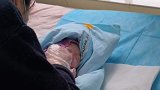 刚出生的小宝宝第一次打针居然没哭，是太勇敢了还是反应太迟钝