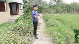 路边有个废弃洗手间？门口还发现一个黑色皮包！这里发生过什么？