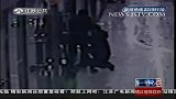 监控实拍吸毒情侣门缝盗窃.47秒小偷作案很神速