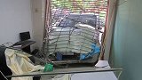 广西一银行工作人员正加班身后冲进辆车 玻璃墙瞬间倒塌