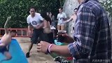 这是真的摔跤之王！老哥泳池绝境一人撂倒三个