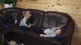 妹妹看哥哥在沙发上睡着，帮哥哥把鞋子脱掉的一幕太温馨了！