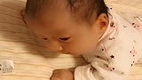 宝宝趴在床上一动一动，真可爱，不知道这样趴着好吗