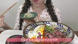 小姐姐吃自制日式牛肉盖饭，它的味道可比颜值强多了