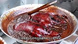 小伙街头卖“焦糖鸭”，开锅香飘半条街，来往游客一只绝对不够吃