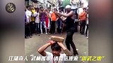 他当众耍棍，一击直接爆头队友，头上的砖当场被打碎！
